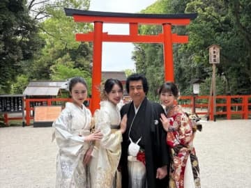藤岡弘、三姉妹と下鴨神社「葵祭」で家族ショット「素敵な家族」「幸せなお父様」の称賛