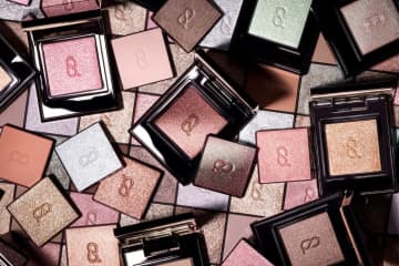 SUQQU25年秋コスメ、“色×質感を重ねて彩る”単色アイシャドウ「モノ ルック アイズ」全20色