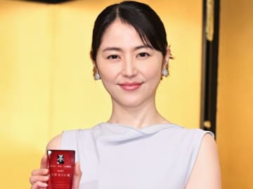 長澤まさみ、美麗ドレス姿で登場　受賞に喜びも「やらなくちゃいけないことは沢山ある」