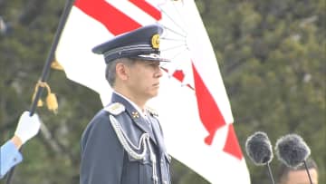 明治神宮外苑で警視庁機動隊の観閲式　爆発物処理部隊や災害救助の部隊など1700人が行進　迫田警視総監「警備部門にとって極めて重要な一年」
