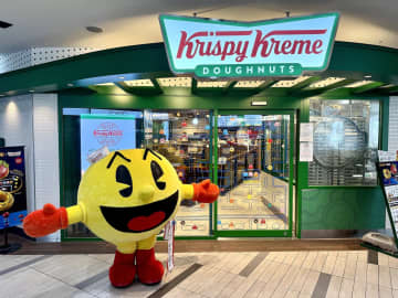 「パックマン」コラボ装飾が可愛いクリスピー・クリーム・ドーナツ渋谷シネタワー店に行ってきたパックマンが誕生日記念で1日店長として登場！