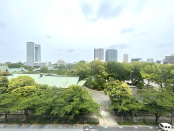 坂の上テラス 7階｜「九段下」駅徒歩7分。靖国神社の袂に佇む、シックモダンな外観。春は眼下一面の桜を望める邸宅。20帖超のLDK、陽当たり・眺望良好な住戸