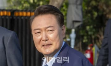 罷免から47日…尹元大統領、不正選挙を扱ったドキュメンタリー映画を劇場で鑑賞＝韓国
