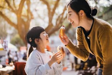 「夫婦別姓は子に悪影響」は本当か。女性を家庭と母親の役割に戻そうとする時に使われる「子どもかわいそう論」とは？