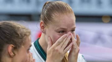 女子選手、涙…女子チーム、わずか3年で解散に担当者は「12000人収容のスタジアムで450人は本当にひどい」