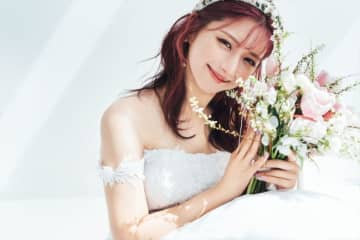 “原宿系インフルエンサー”しなこ、『ゼクシィ』で初の花嫁姿披露　理想の結婚式も語る