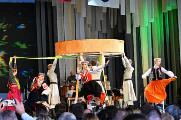 万博でラトビアの歌と踊りの「祝祭」、大統領もナショナルデー祝う