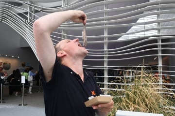 万博の醍醐味は…海外グルメ！オランダ館では「現地流」の食べ方で