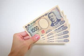 お釣りの「千円札」に違和感が！ よく見ると“偽札”みたいだけど、そのまま使うと違法に!? どこに相談すべきかについても解説