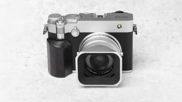焦点工房、FUJIFILM GFX100RF専用の木製カメラグリップを発売。シンプルで機能的