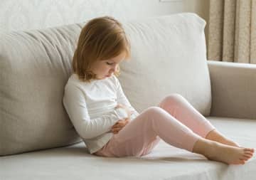 原因がわからない。子どもの腹痛について浅草橋西口クリニックMo院長の頴川博芸先生にお伺いしました。