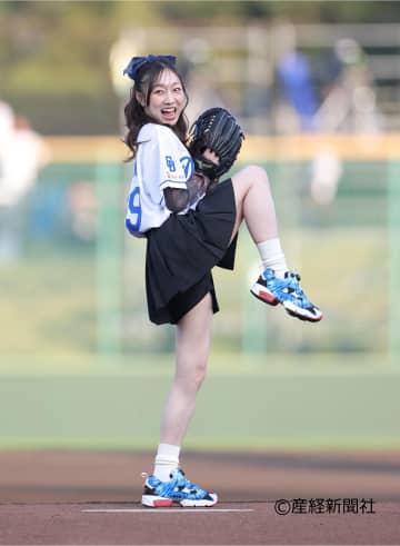 須田亜香里、ミニスカ姿で“どえらい”始球式　夢の観戦席に「最高すぎました」