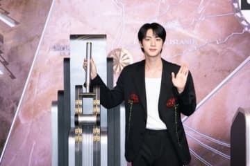 BTS ジン、2ndミニアルバム「ECHO」発売記念の点灯式に参加“みなさんは僕の原動力”