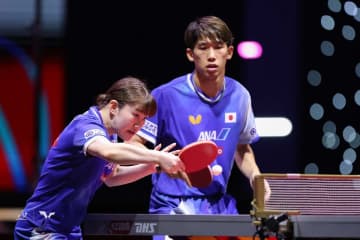吉村真晴、大藤沙月ペアが中国の世界1位ペアに大金星　3－1撃破でベスト4進出、メダル確定で優勝争いにも参戦へ【世界卓球2025】