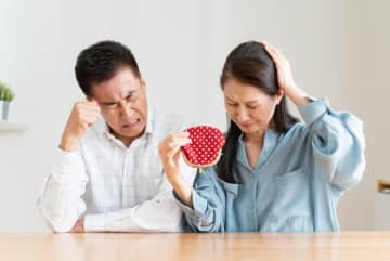 「年金だけじゃ足りないでしょ」と、月2万円の仕送りをしてくれる息子。「手取り25万円」らしいですが、夫婦で年金が“23万円”のため受け取っています。親に仕送りをしている人は多いのでしょうか…？