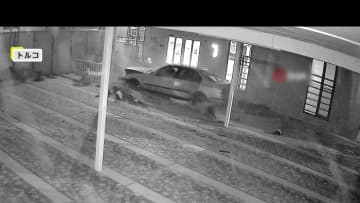 「キーッ…ドッカーン！」深夜の礼拝堂に猛スピードで車突っ込む衝撃映像　原因は飲酒運転か？　乗車の4人は病院に搬送　トルコ