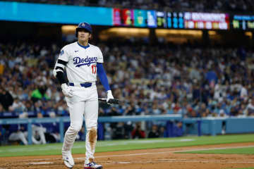 「まさかのご本人」「ガッツリ映ってる」大谷翔平の真後ろにいた大物アスリートに日本人騒然。ドジャースのウエアを身にまとい真剣な眼差し