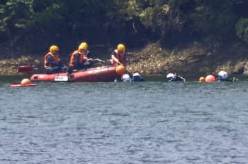 練習機主翼の一部か、空自回収　墜落現場の水質調査開始