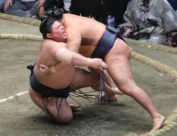 【夏場所】豊昇龍と対戦の伯桜鵬が仕切りでジャンプ！　九重審判長も驚く「横綱の前では…」