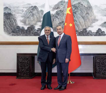 王毅氏、パキスタン副首相兼外相と会談　インドとの全面永続停戦を