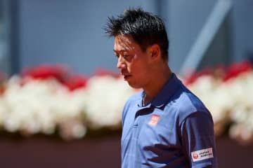 錦織圭 腰痛により2回戦途中で棄権。25日開幕の全仏OP前に不安残す[ジュネーブ・オープン]