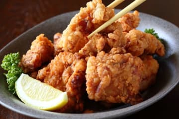 伝説の家政婦・タサン志麻 ”カリッとジューシー”『唐揚げ』の作り方を公開！”鶏肉の旨み”引き出すプロの技で『ワンランク上の美味しさ』に…主婦から絶賛の声「香り、ジューシーさが全く違って出来上がりで感動」「とても勉強になりました！！」