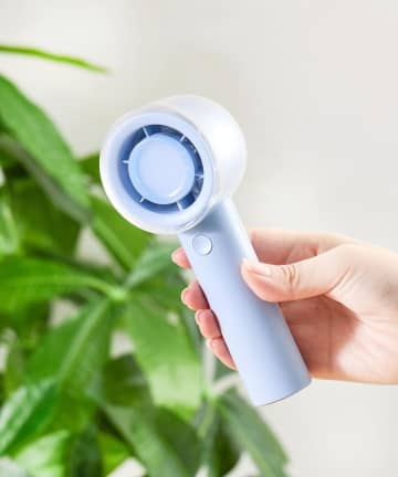 【3COINS】涼しげブルーが可愛い！「ハンディファン」