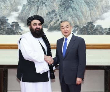 王毅氏、アフガン外相代行と会談