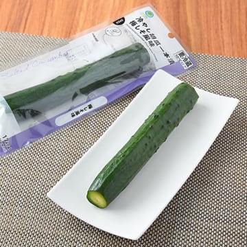 暑い時期に欲しくなる! きゅうりを丸ごと梅しそ風味に漬け込んだ片手で手軽に食べられる浅漬! ファミリーマートが「冷やし胡瓜一本漬(梅しそ風味)」を発売