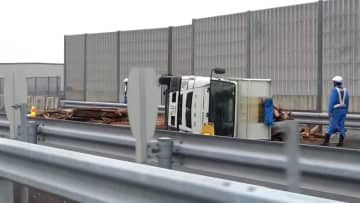 神奈川県の圏央道でトラックが横転　積み荷の木材散乱