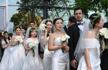 高級ホテルで国際カップルら11組が合同結婚式　中国重慶市