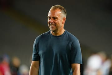 バルセロナ、フリック監督との契約延長を正式発表！…就任初年度から国内3冠＆クラシコ全勝