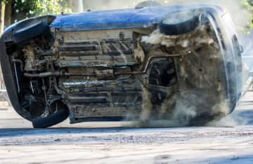 74歳女性『左折しようとした』運転を誤り小学生の列に突っ込み横転 ネットでコメント殺到「横転って、速度そこそこ出してないとしなくないか・・・？」「車メーカーも政府が動くのを待つのではなく自主的に対策したらどうなの？」
