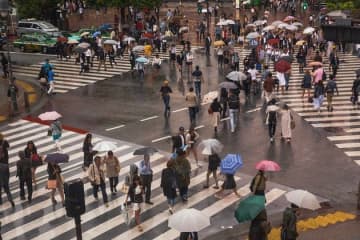 突然の雨、100均で買えるコレを持っていれば対応できる。収納しやすくする方法も、警視庁が伝授