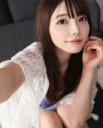 「タトゥーいれたの？」上原亜衣、公園の滑り台で無邪気な笑顔　“右腕のエンジェル”に視線集中