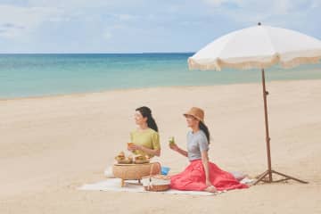 星野リゾート リゾナーレ小浜島、春のビーチで“黒糖”ハンバーガーやドリンクを楽しむ「黒糖ビーチピクニック」を実施中