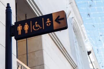 69歳男性 尿意我慢できずトイレに駆け込むも断られ、『腹いせに暴行』ネットでコメント殺到「誰にでも緊急時はあると思う…」「暴行はいかんが・・・貸してあげればよかったのでは？ 」