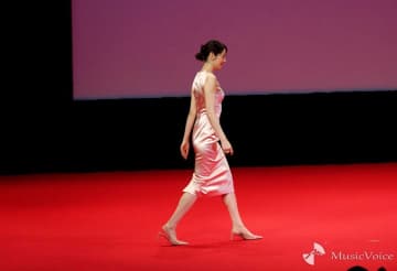 【動画】長澤まさみ、美スタイル際立つタイトなドレス姿で登壇　主演作好反応に「嬉しい」