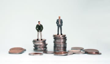 新卒ですが、2年目の先輩に「1年目のほうが2年目より手取りが多い」と言われました。住民税が理由らしいですが、新卒のほうが先輩より“給料が高い”ことはあり得るのでしょうか？