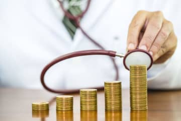 世帯年収「600万円」の会社員。病気の治療で「月8万円」支払っていますが、高額療養費制度の“限度額”が引き上げられたら、どれだけ負担が増えるのでしょうか？ 上限額を試算