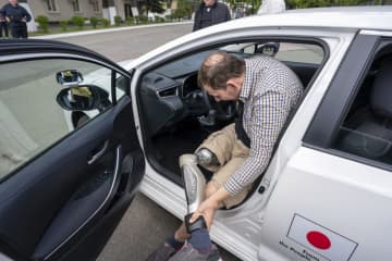 ウクライナ負傷兵に運転を　日本と国連、特別車両寄贈