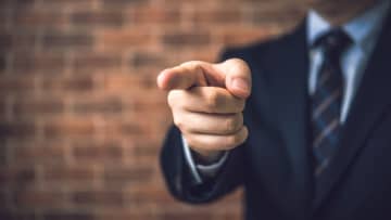 税務調査官「これは外注費では落とせません」→まさかの追徴課税も…知人への仕事のギャラは給与？外注費？〈5つの判定基準〉を税理士が解説