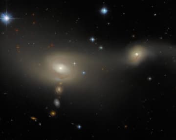 不自然に並んだ銀河の列⋯相互作用銀河「AM 2105-332」【今日の宇宙画像】