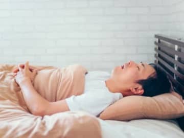 睡眠時に呼吸障害を起こすのも老化が原因？睡眠時無呼吸症候群の危険サインとは【図解 老化の話】