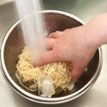【インスタント麺が100倍ウマくなる裏ワザ！？】「これ、完全にお店の味」「やってない人、損してるかも」