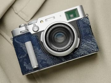 デニム地を使った「FUJIFILM X100VI」専用のボディケース　刺繍・織柄の違いで2タイプを用意