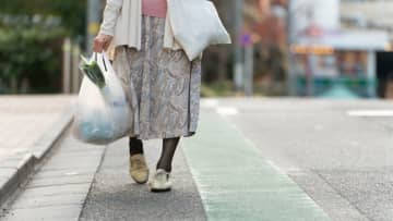 この生活、どこまで続けられるのだろうか…「年金13万円」が家族4人の命綱。息子一家と暮らす75歳母、「値上がりに次ぐ値上がり」で切迫する暮らしに沈鬱の日々【FPの助言】