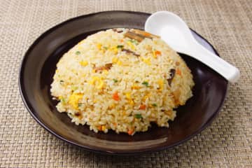 料理人・笠原将弘、”和食のプロが教える”『焼き飯』の作り方が話題！「まるで町中華…」 絶品に仕上げる”テクニック満載”のレシピに「ナルトかちくわとか入ってるチャーハンうまいんだよなあ」「手軽に作れるのが良い」の声