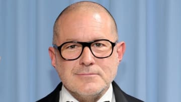 ｉＰｈｏｎｅのデザイン手がけた元アップル幹部アイブ氏の企業、オープンＡＩと合併