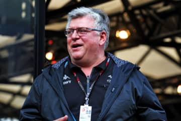 新チームでF1参入を目指す元アルピーヌ代表サフナウアー。社名は明かさずも、自動車メーカーとの提携を明言